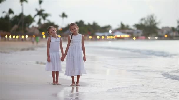 Adorable poco niños fondo hermoso colorido atardecer — Vídeo de stock