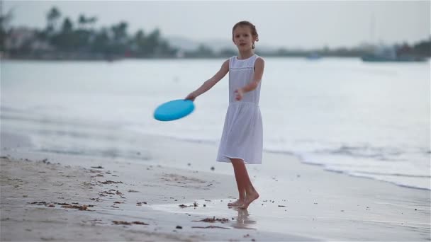 Happy girl playing with flying disk at beach — Stock Video