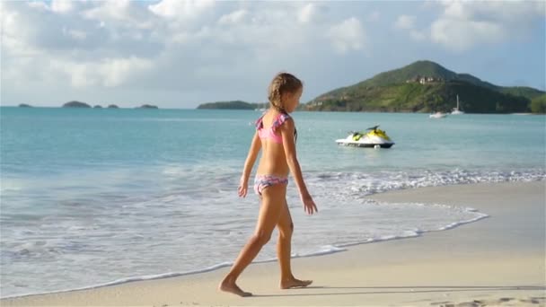 Silhouette eines kleinen Mädchens, das bei Sonnenuntergang am Strand tanzt. — Stockvideo