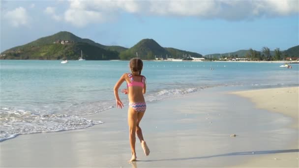 日落时分在海滩上跳舞的小女孩 Sihouette. — 图库视频影像