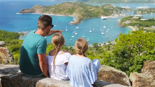 Blick auf den englischen Hafen aus der Höhe von Shirley, Antigua, Paradiesbucht auf tropischer Insel in der Karibik — Stockvideo