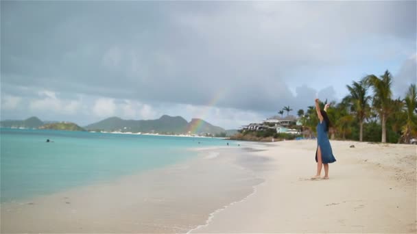 Jeune belle femme qui s'amuse sur le littoral tropical.