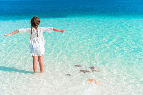 Adorable niño pequeño en la playa durante las vacaciones de verano —  Fotos de Stock