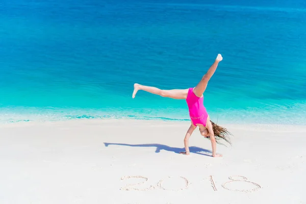 Nettes kleines Mädchen mit Hut am Strand im Karibik-Urlaub — Stockfoto