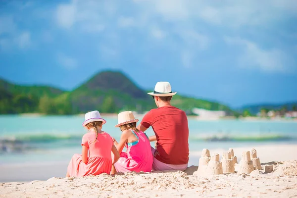 Father and little kid making sand castle at tropical beach — Stock Photo, Image