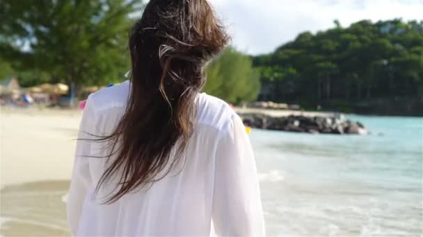 Mooie jongedame plezier op tropische kust. Gelukkig meisje wandelen op het witte zand tropisch strand. — Stockvideo