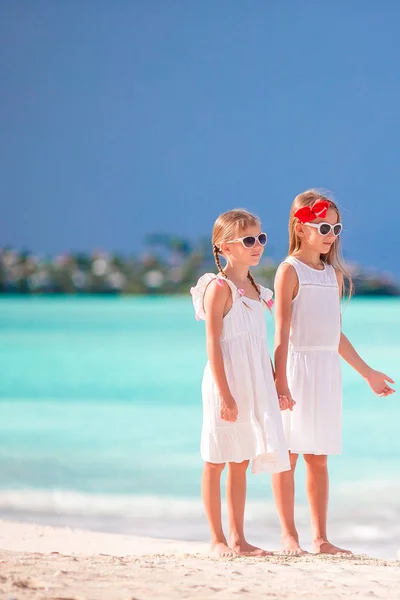 Málo šťastné děti mají spoustu zábavy na tropické pláži hrát spolu — Stock fotografie
