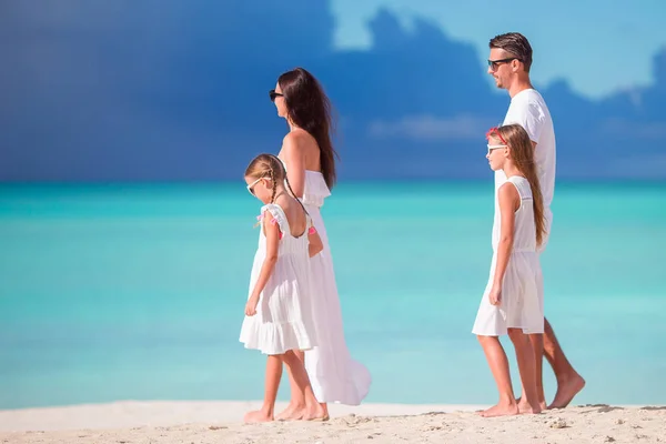 Щаслива красива сім'я на білому пляжі — стокове фото
