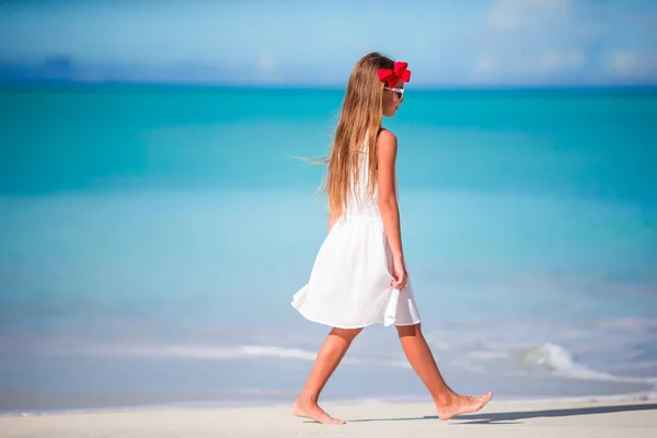 Симпатична маленька дівчинка на пляжі під час карибських канікул — стокове фото