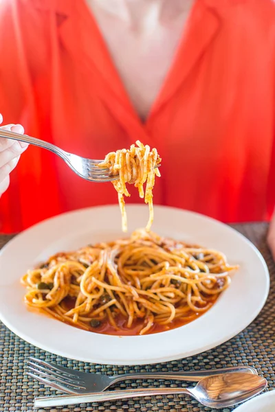 Spagetti Bolognese a la beyaz plaka.