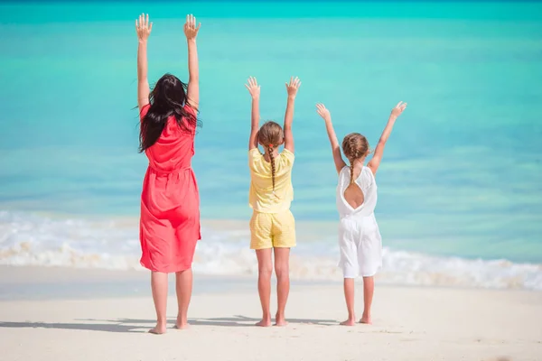 Imádnivaló kislányok és fiatal anya fehér tengerparton — Stock Fotó