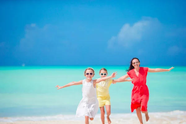Söta små flickor och ung mor på vit strand — Stockfoto