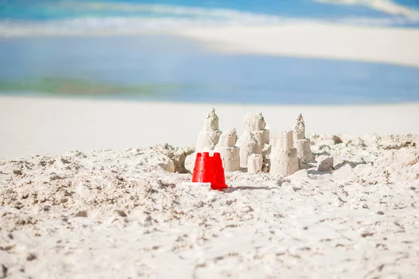 Brinquedo infantil brilhante na praia de areia tropical — Fotografia de Stock