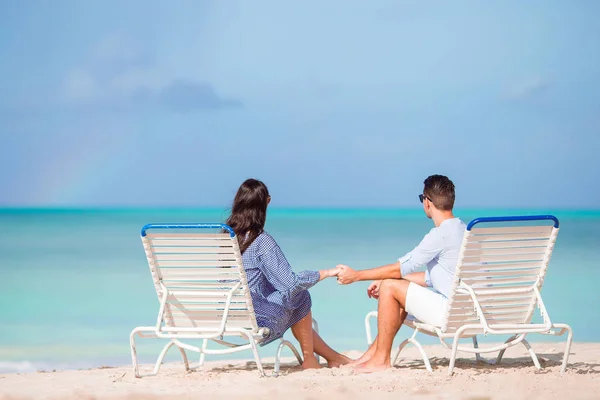 Pareja relajarse en una playa tropical en Maldivas — Foto de Stock