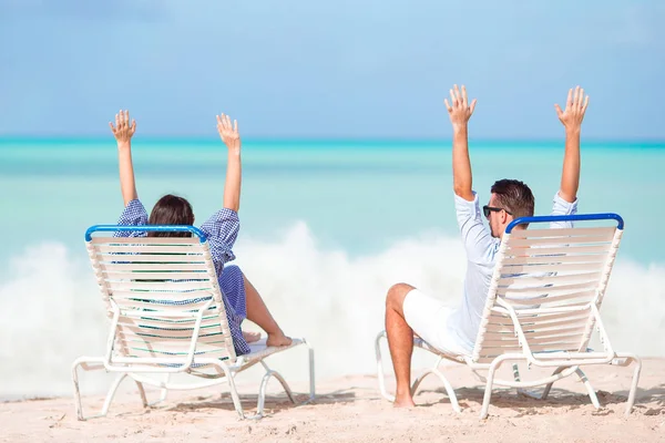 Couple relax on a tropical beach at Maldives — Stock Photo, Image