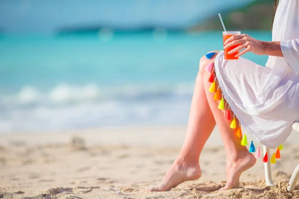 Primer plano sabroso cóctel fondo el mar — Foto de Stock