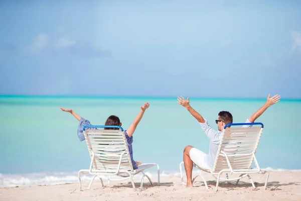 Paar ontspannen op een tropisch strand bij Malediven — Stockfoto