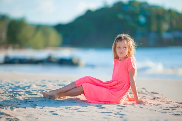 Linda niña en sombrero en la playa durante las vacaciones caribeñas —  Fotos de Stock