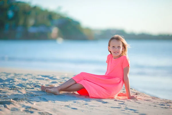 Carino bambina in cappello in spiaggia durante le vacanze caraibiche — Foto Stock