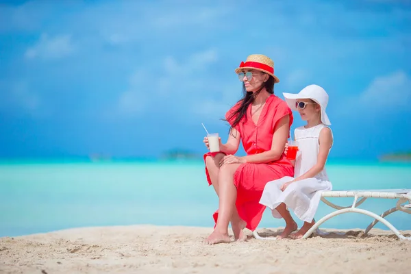 Семья на пляже сидит на пляжных стульях — стоковое фото