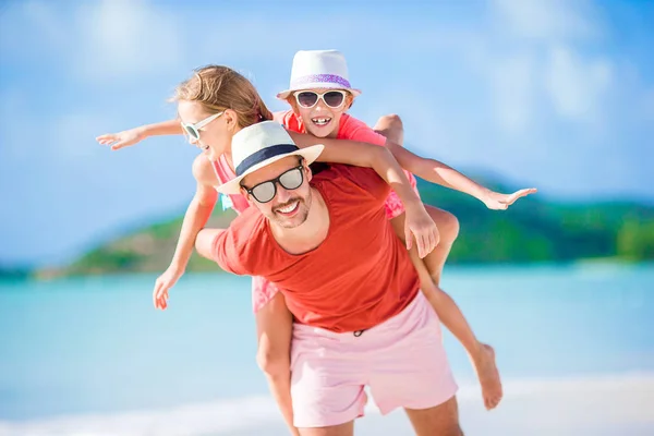 Father and kids enjoying beach summer vacation — Stock Photo, Image