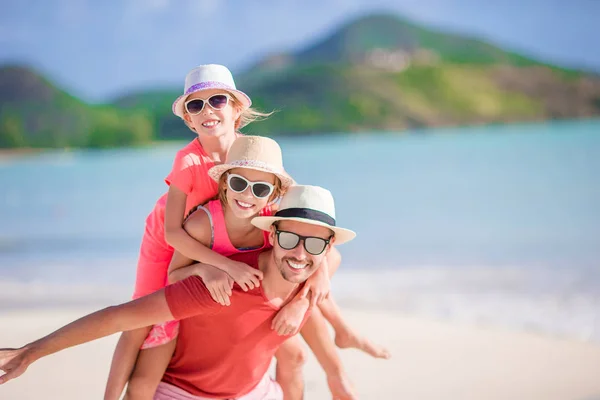 Père et enfants profitant des vacances d'été à la plage — Photo