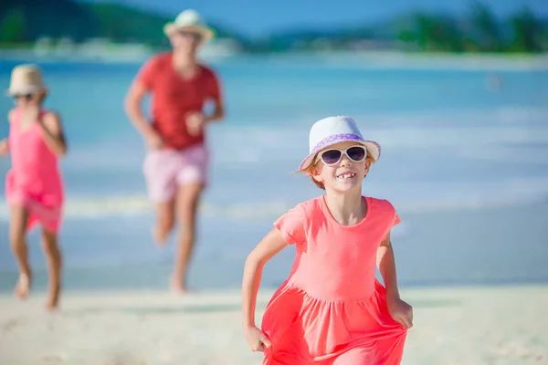 Padre e bambini piccoli godendo spiaggia estate vacanza tropicale . — Foto Stock