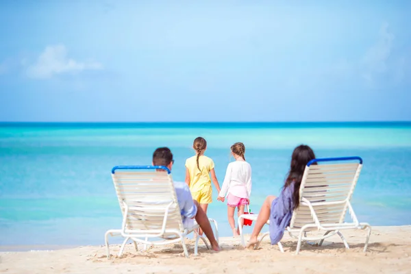 Szczęśliwa piękna rodzina na tropikalnych wakacjach na plaży — Zdjęcie stockowe