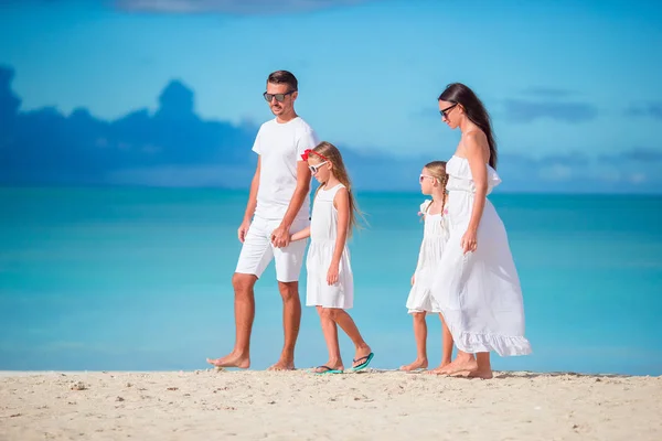 Lycklig vackra familj på vita stranden — Stockfoto