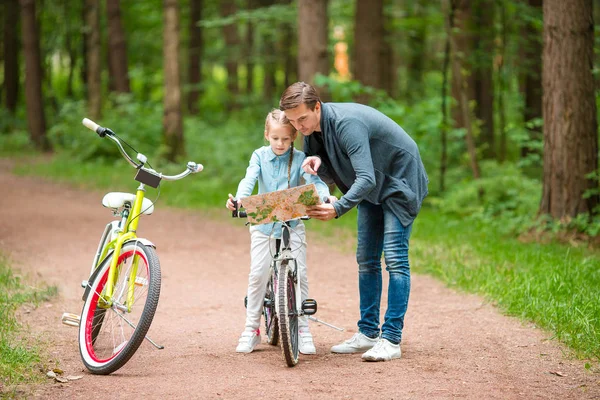 Bicicleta familiar feliz al aire libre en el parque — Foto de Stock