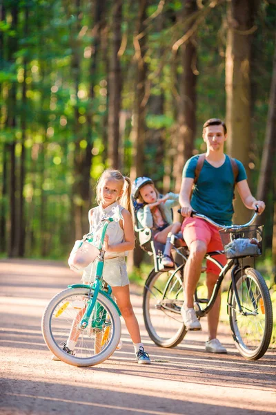 Gelukkige familie fietsen buiten in het park — Stockfoto