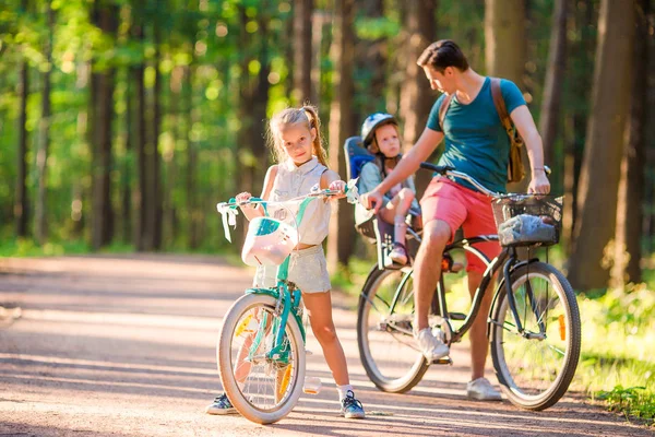 Happy family biking outdoors at the park — Stock Photo, Image