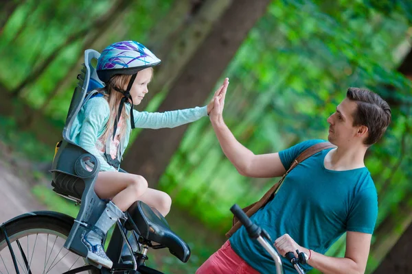 屋外の公園で自転車に乗ることの幸せな家族 — ストック写真