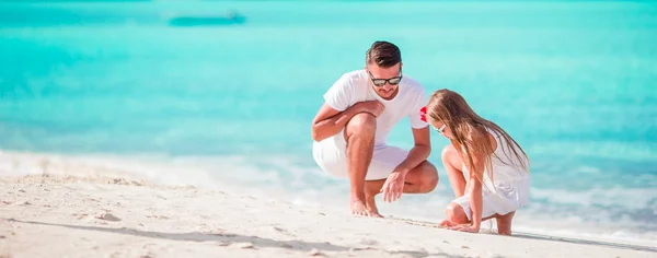 Feliz padre y su adorable hijita en la playa tropical divirtiéndose —  Fotos de Stock