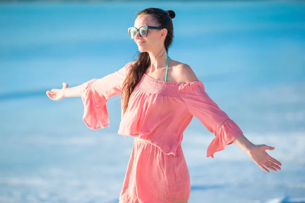 아름다운 젊은 여자가 열대 해변에서 즐거운 시간을 보내고 있다. — 스톡 사진