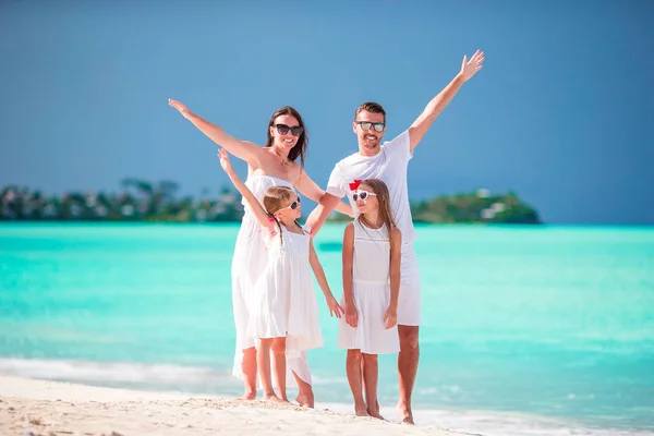Молодая семья на пляже отдыха — стоковое фото