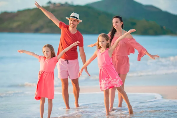 年轻的家庭，在海滩度假 — 图库照片