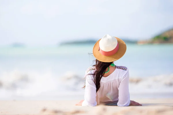 Mujer joven disfrutando del sol tomando el sol por el perfecto océano turquesa — Foto de Stock