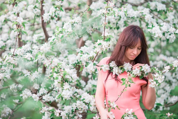 Hermosa mujer disfrutando del olor en el jardín de cerezas de primavera — Foto de Stock