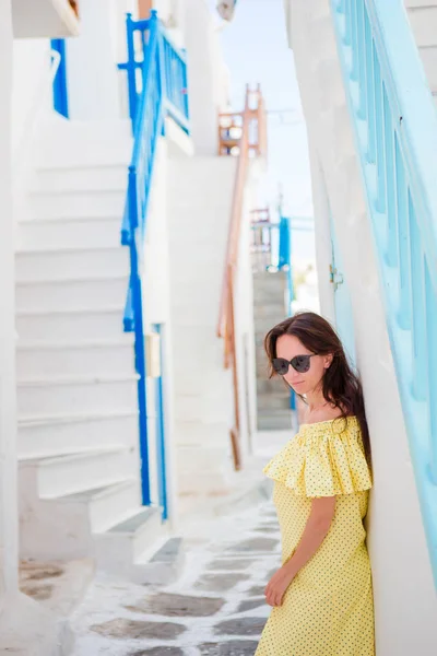 Beautiful woman in greek village. Young beautiful woman on vacation in Mykonos — Stock Photo, Image
