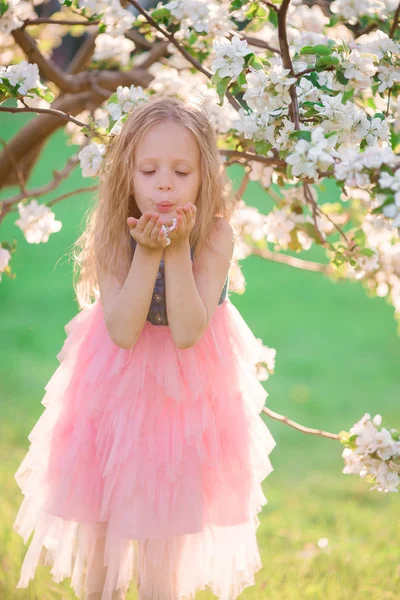 Menina bonito em flor macieira jardim desfrutar do dia quente — Fotografia de Stock