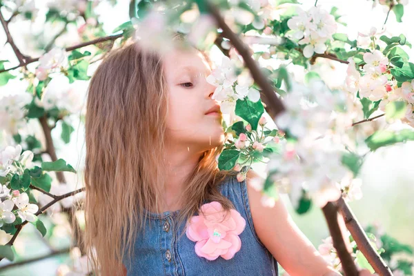 Sevimli kız çiçek açan elma ağacı bahçede sıcak gün zevk — Stok fotoğraf