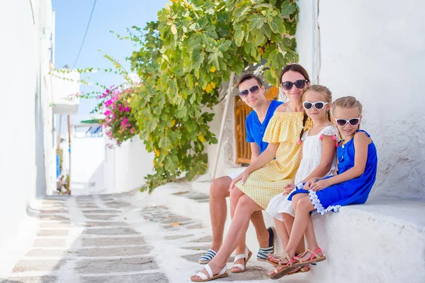 Familjen har kul utomhus på Mykonos gator — Stockfoto