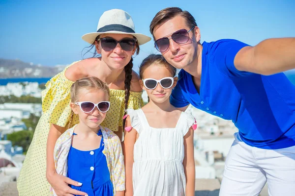 Famille s'amuser en plein air sur l'île de Mykonos — Photo