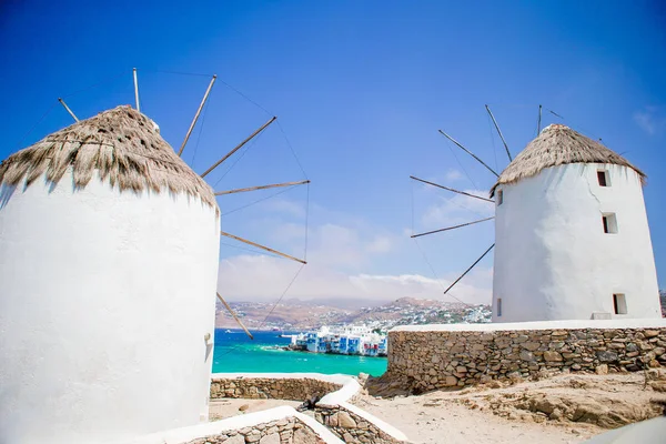 Oude traditionele windmolens boven de stad Mykonos. — Stockfoto