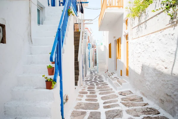 As ruas estreitas da ilha com varandas azuis, escadas e flores . — Fotografia de Stock