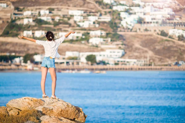 Junge schöne Frau entspannt sich am weißen tropischen Sandstrand — Stockfoto