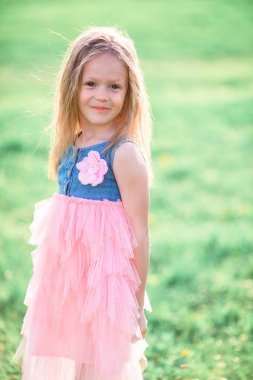 Elma Çiçek bahçesinde bahar günü zevk sevimli küçük kız