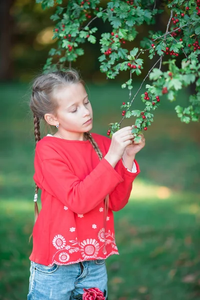 Söt liten flicka i blommande äppelträd trädgård på våren dag — Stockfoto