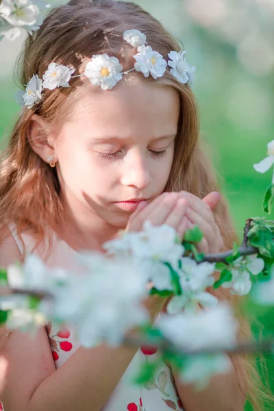 Adorable petite fille en fleurs jardin de pommiers le jour du printemps — Photo